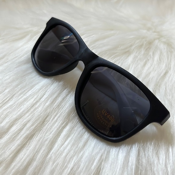 Classic Style UV400 Sunglasses 🕶 - Picture 1 of 5